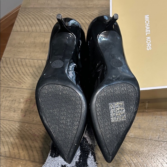 Michael Kors Black Patent Leather kitten heel pumps size 8 - Picture 5 of 11